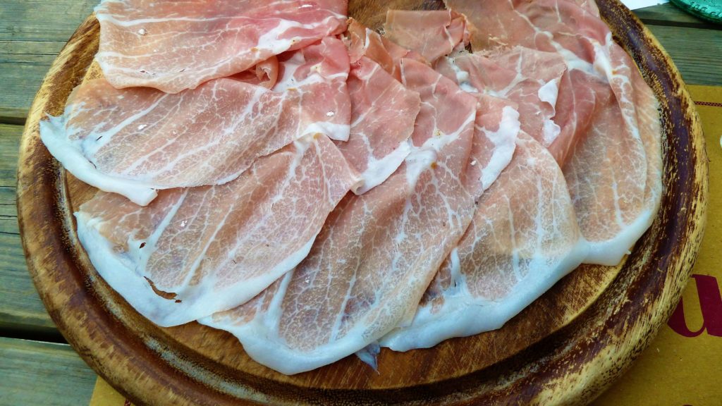 Tagliere-di-prosciutto-di-Parma-al-rifugio-Lagdei